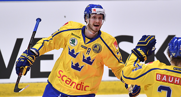 Sveriges Oliver Ekman-Larsson ser glad ut på planen.