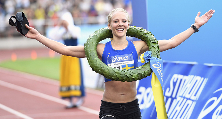 Mikaela Larsson med vinnarkrans runt halsen.