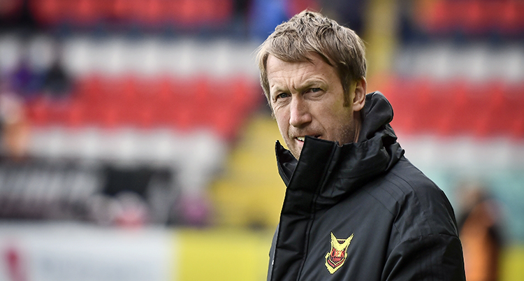 Graham Potter vid sidan om planen under en match