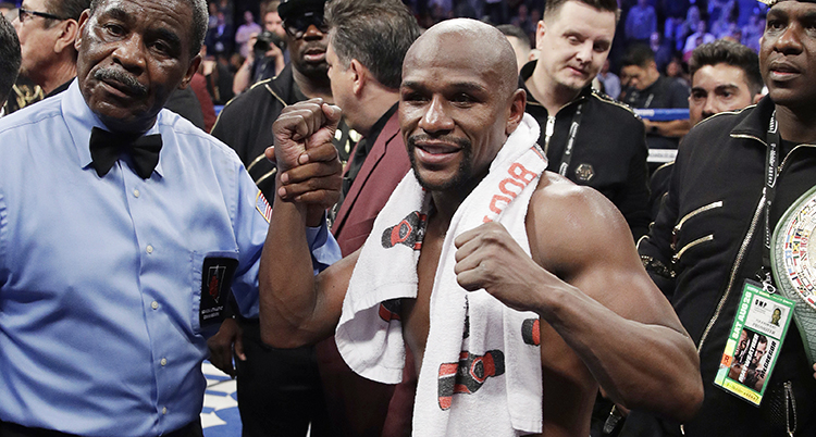Boxaren Floyd Mayweather med bar överkropp och en handduk runt halsen.