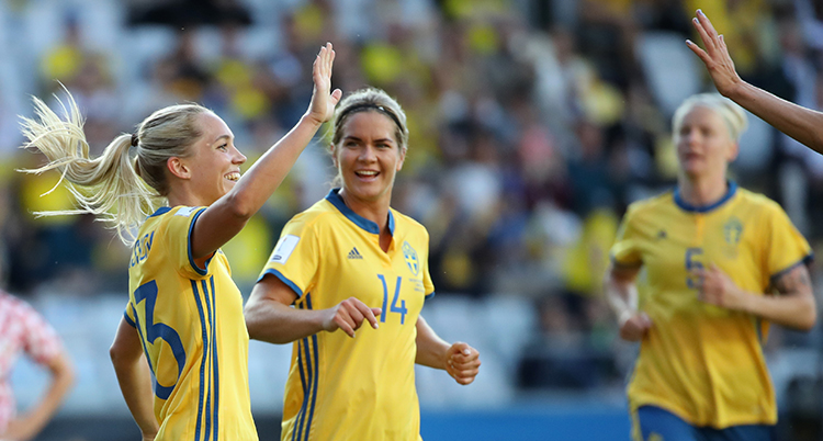 Elin Rubensson räcker upp en hand som segergest.
