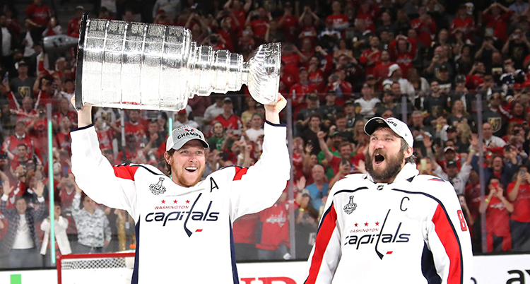 Nicklas Bäckström och Alex Ovechkin med pokalen.