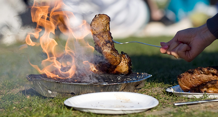 Engångsgrill med köttbit.