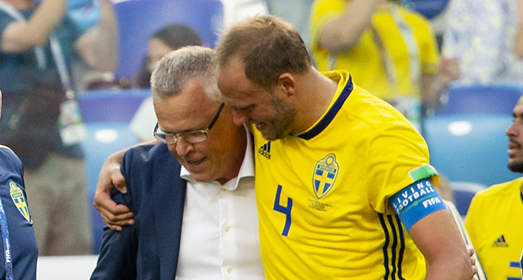 Spelaren Andreas Granqvist i sin gula match-tröja håller armen om tränaren Janne Andersson efter förra matchen i VM.