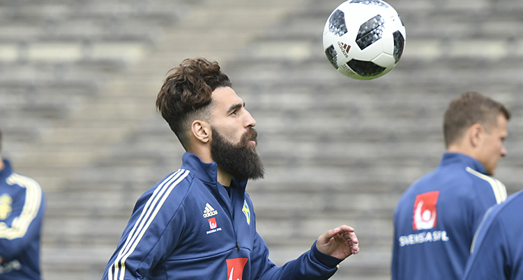 Fotbollsspelaren Jimmy Durmaz tränar med en boll på en fotbollsplan.