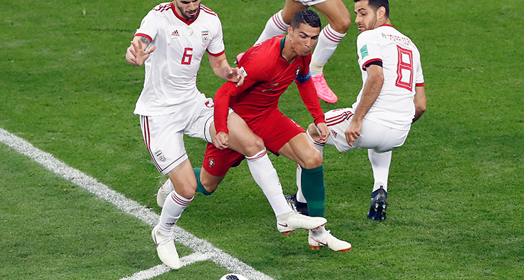 Ronaldo tar sig fram mellan iranska backar.