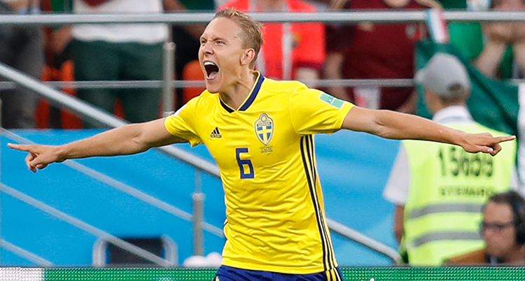 Augustinsson jublar och sträcker ut armarna.