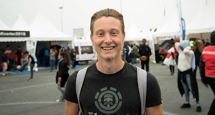 Victor Aval står ute med ryggsäck.