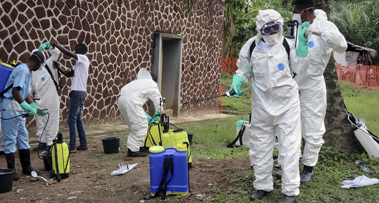 Människor i skyddskläder som arbetar med ebola.