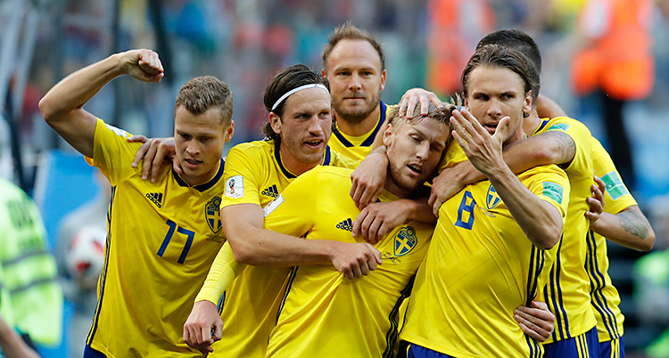 Glada svenskar kramar varandra