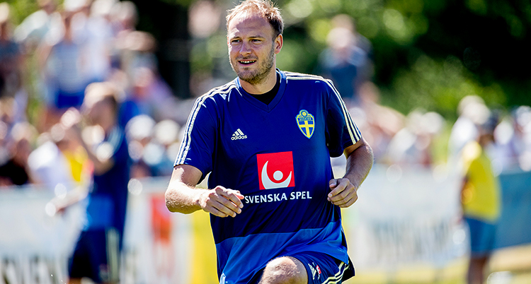 En bild på Andreas Granqvist i blå fotbollströja.