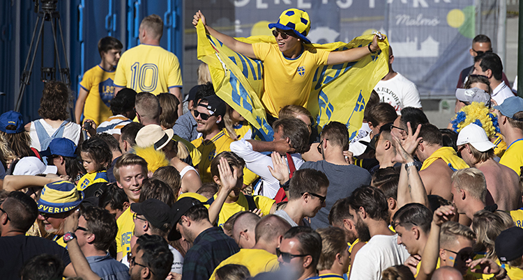 Supportrar i gult och blått kramas.
