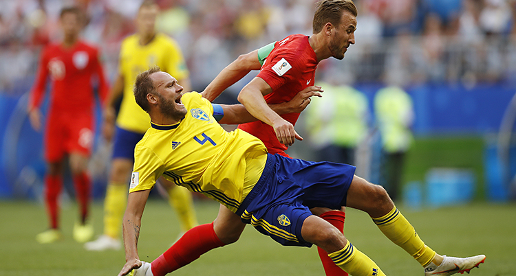 Andreas Granqvist faller i en närkamp mot Harry Kane.