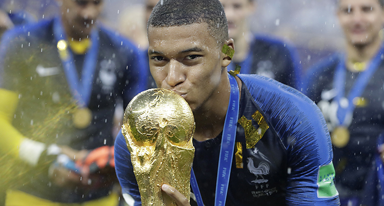 Mbappé med VM-pokalen.