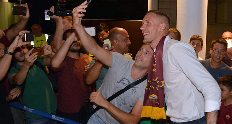 Robin Olsen med Romas fans
