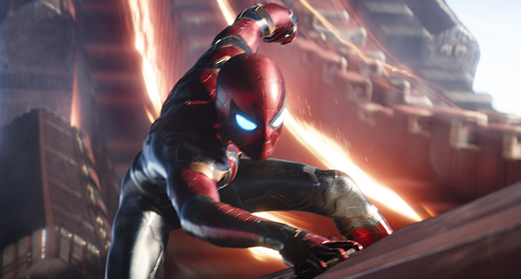 Spiderman klättrar och håller sig i med ena handen