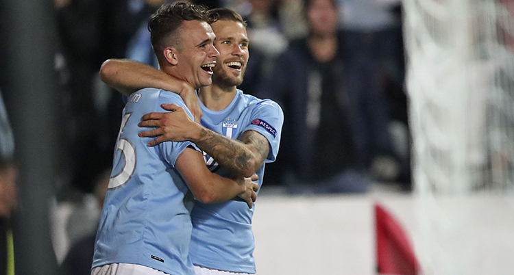 Andreas Vindheim i Malmö FF kramar om en lagkamrat.
