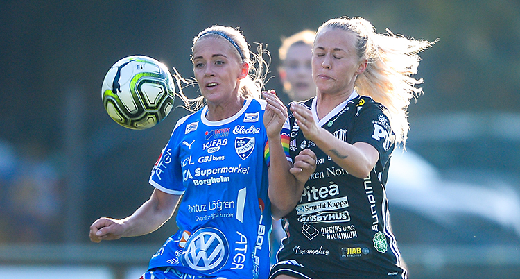 Kamp om bollen i matchen.