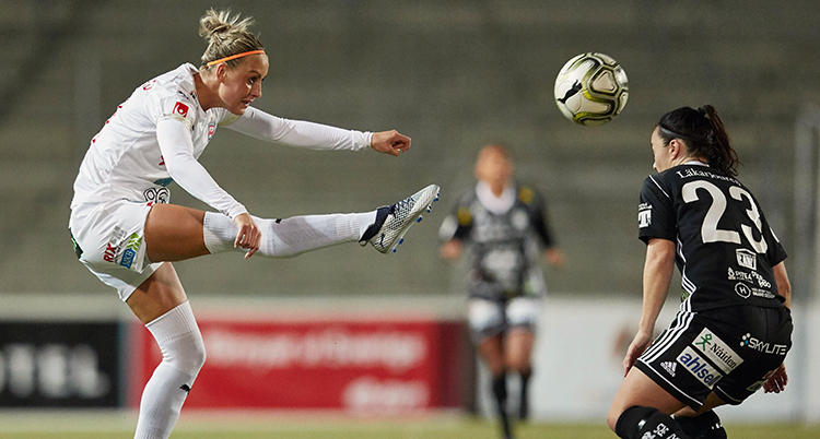 Rosengårds Sanne Troelsgaard skjuter bollen över en spelare från Piteå.