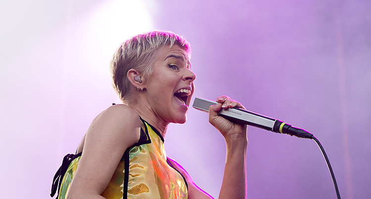 Artisten Robyn på scen.