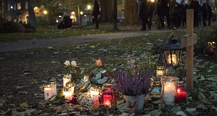 Ljus för de döda på en kyrkogård