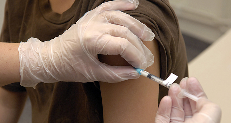 En pojke vaccineras.