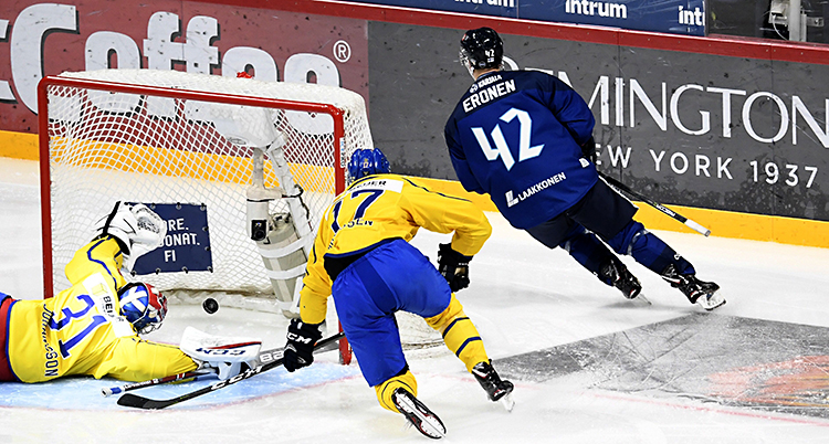 Finland gör mål på Sverige.