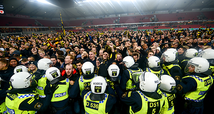 Fullt med supportrar på planen