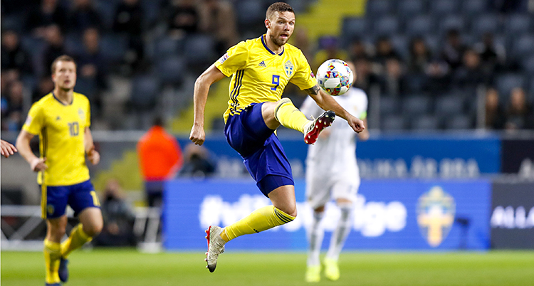 Marcus Berg med bollen.