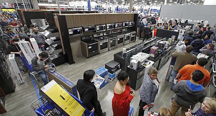 Folk handlar på black friday.