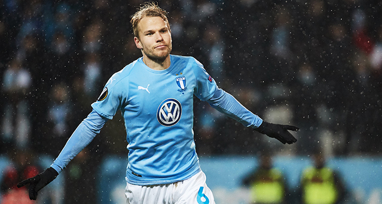 Fotbollsspelaren Oscar Lewicki firar ett mål.