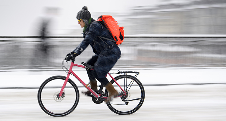 En person som cyklar på vintern