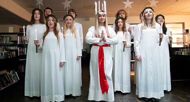 En lucia och några tärnor.