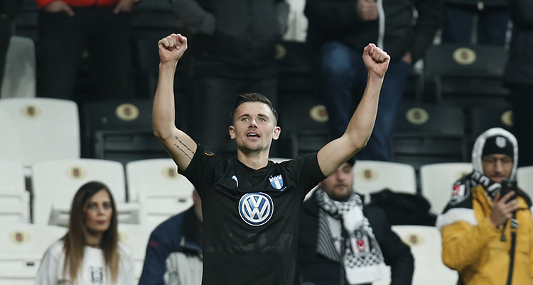 Fotbollsspelaren Marcus Antonsson på planen.
