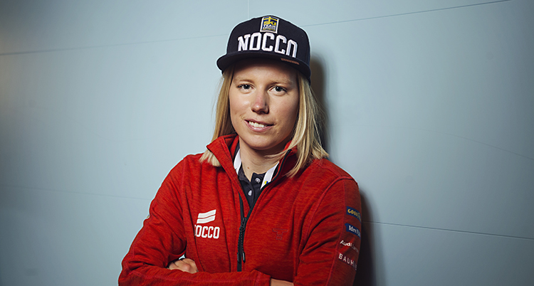 Porträtt på Sandra Näslund med keps