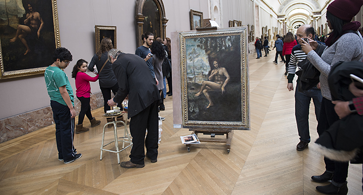 Folk på museet Louvren