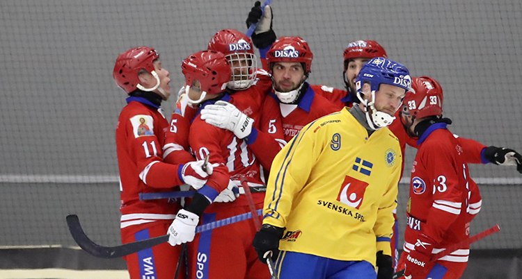 Ryska spelare jublar över VM-guldet.