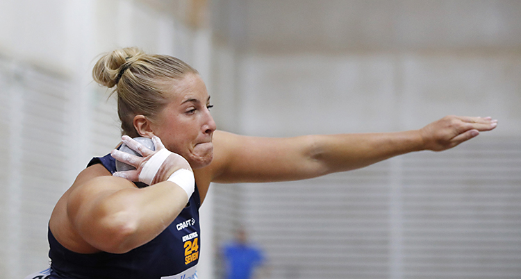 Fanny Roos stöter kula
