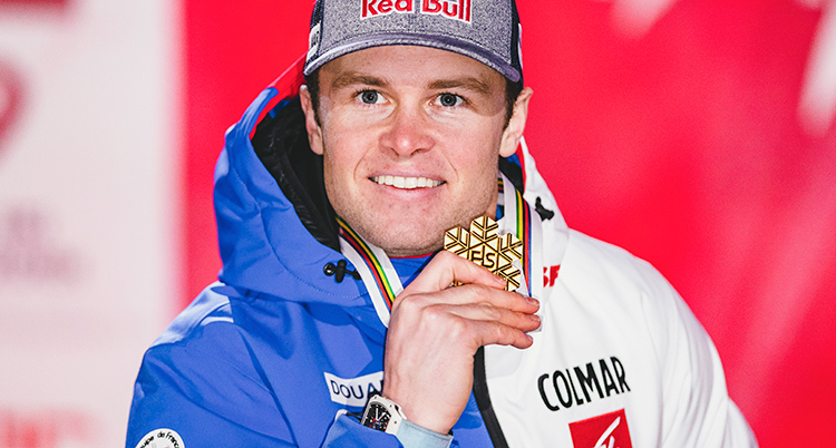 Alexis Pinturault med sin guldmedalj.
