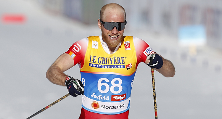 Sundby åker i korta ärmar och utan mössa.