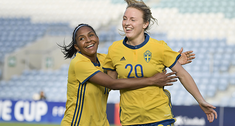 Spelarna ser glada ut och mimmi får en kram