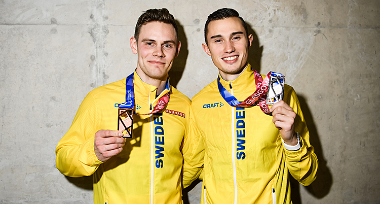 Svenskarna visar sina medaljer