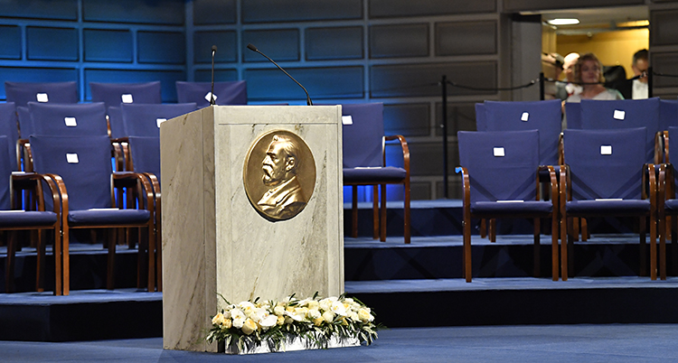 En tom scen med en bild av Alfred Nobel