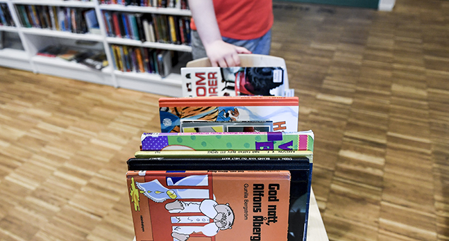 Böcker på ett bibliotek.