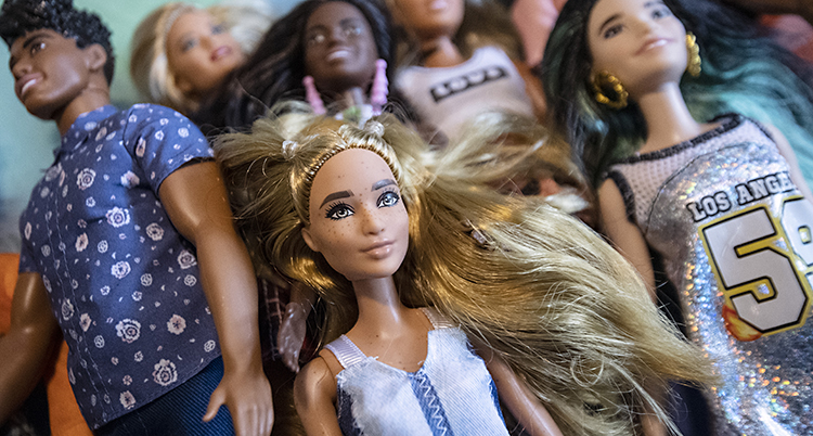 Flera olika Barbie-dockor.