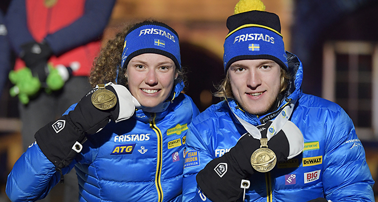 De visar sina medaljer.