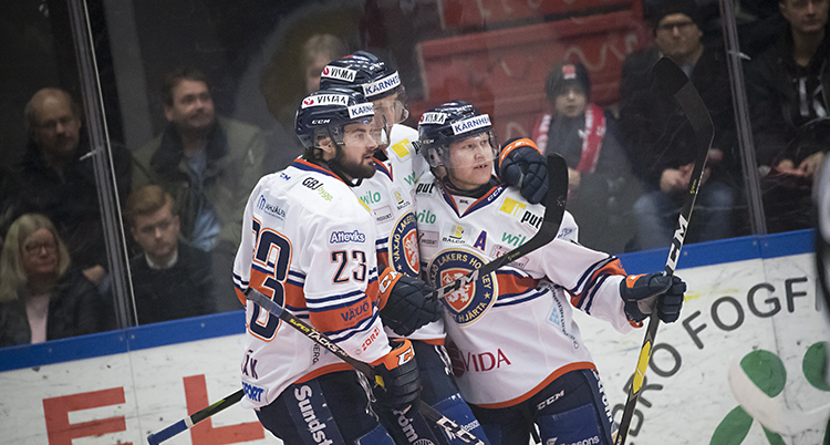 VVäxjös spelare firar ett mål