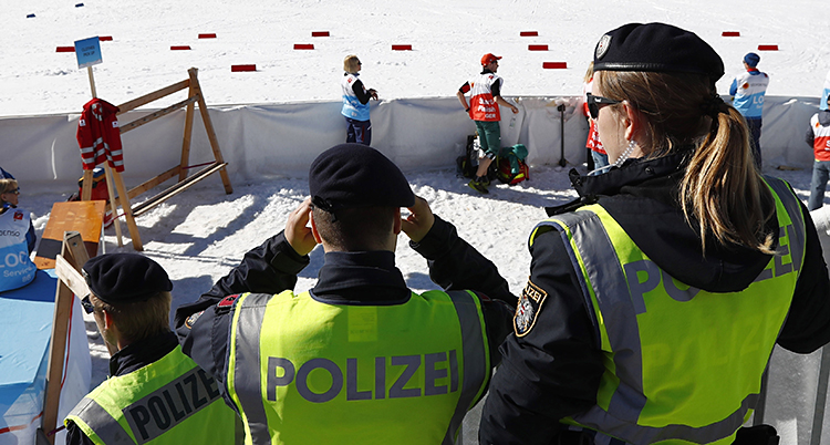 Poliser under skid-VM.