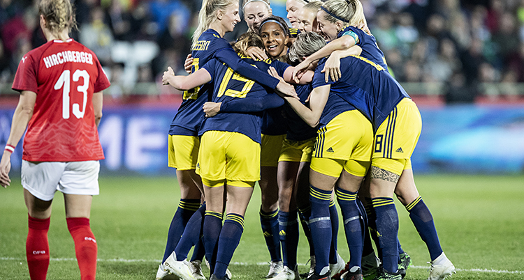 Sveriges spelare firar ett mål.