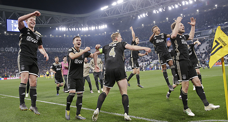 Ajax spelare firar segern